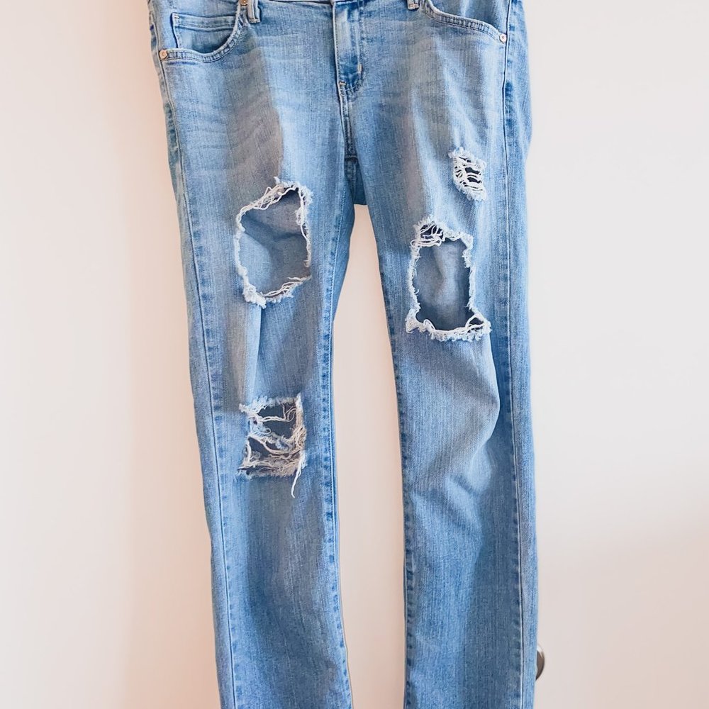 Cute ripped jeans!
